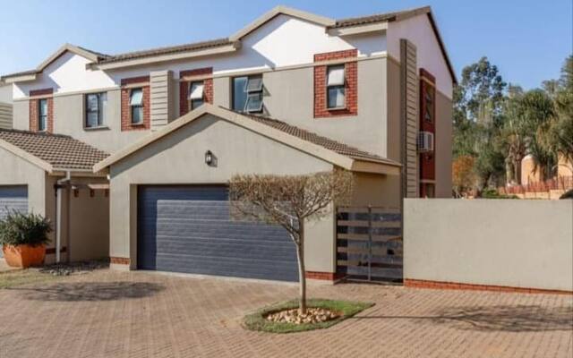 3 Bed House with Pool, Equestria